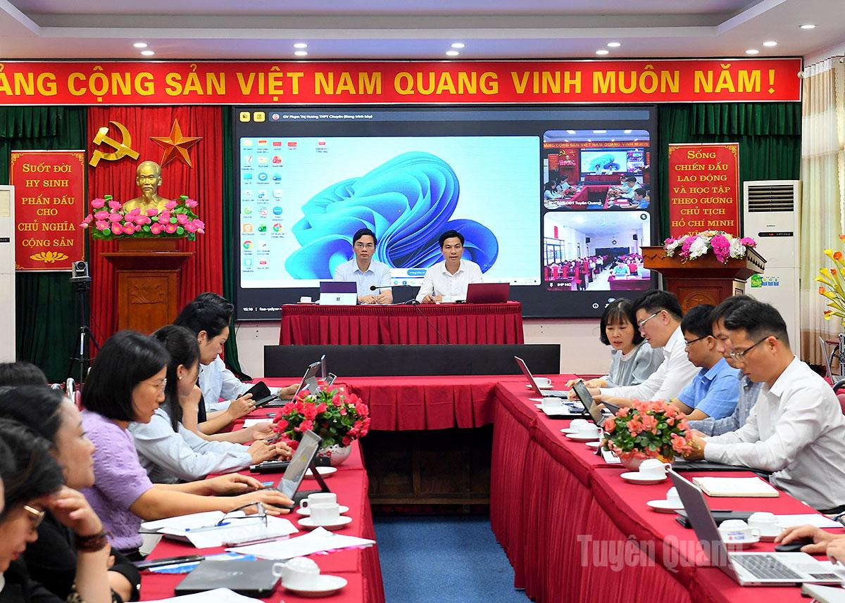 Lãnh đạo Sở Giáo dục và Đào tạo và các đại biểu dự hội nghị.