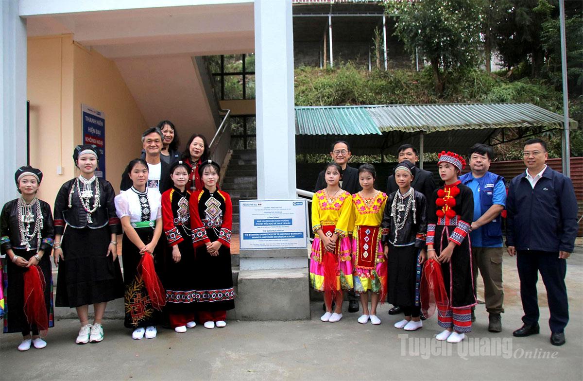 Các đơn vị tài trợ gắn biển công trình.