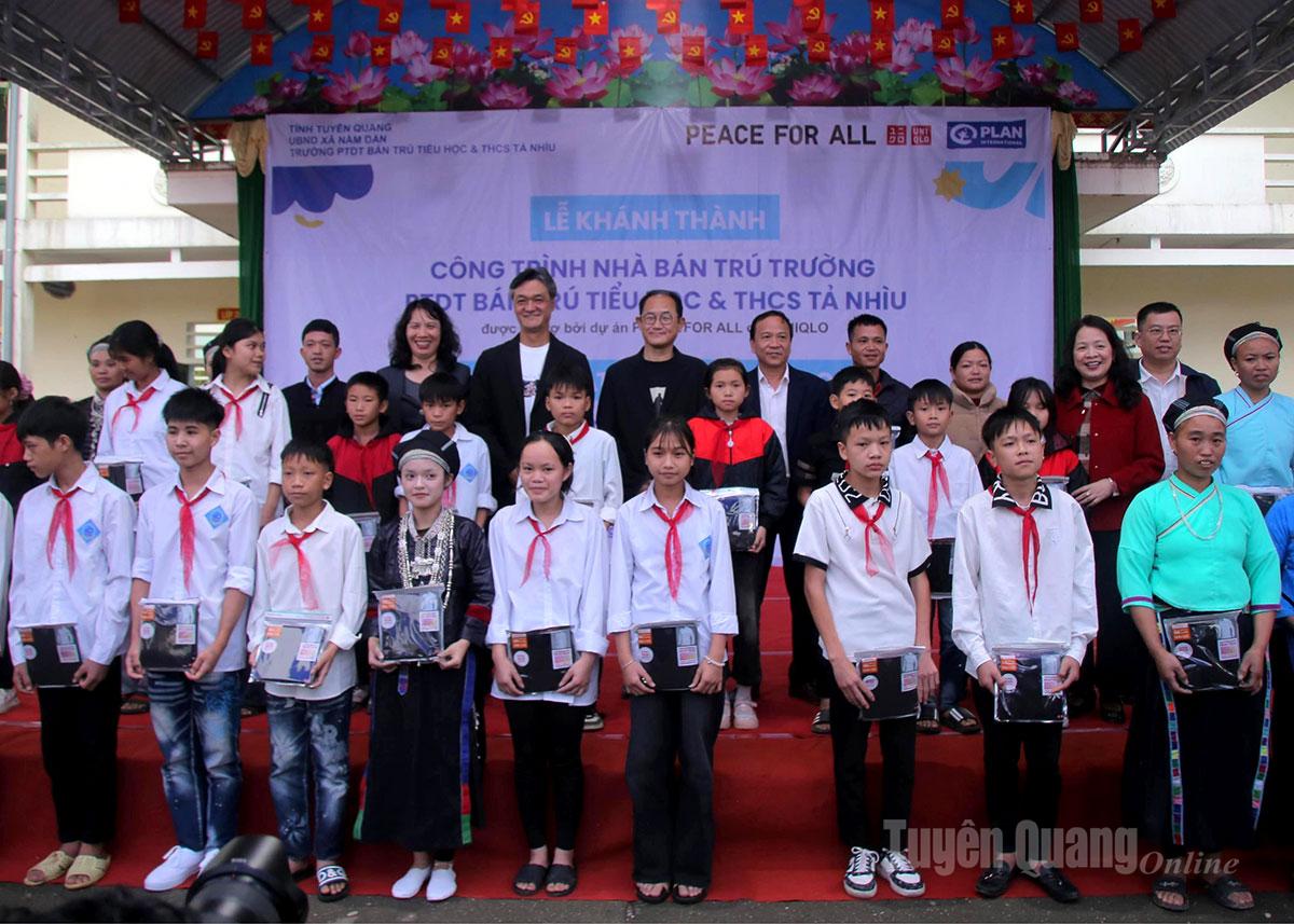 Đơn vị tài trợ tặng áo giữ nhiệt cho học sinh và bà con Nhân dân