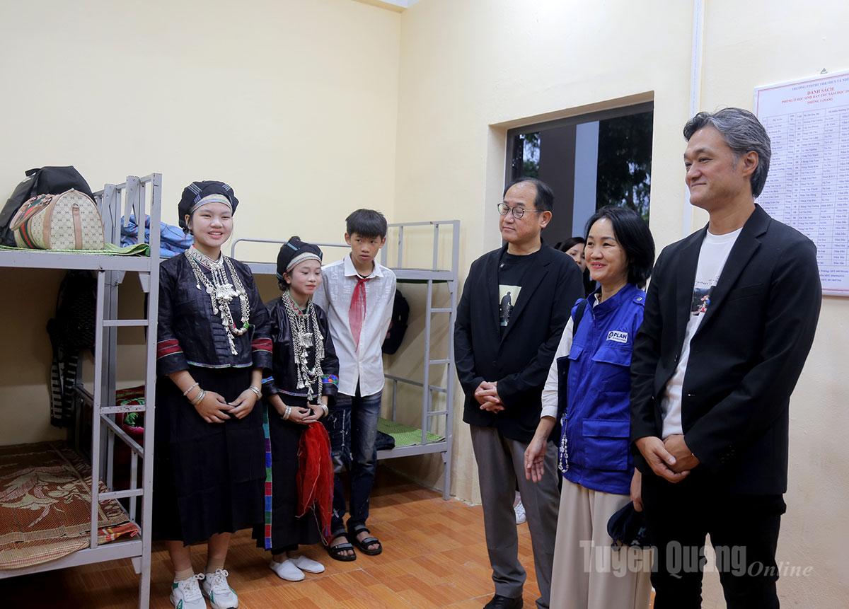 Nhà tài trợ thăm Nhà bán trú sau khi xây dựng hoàn thành.