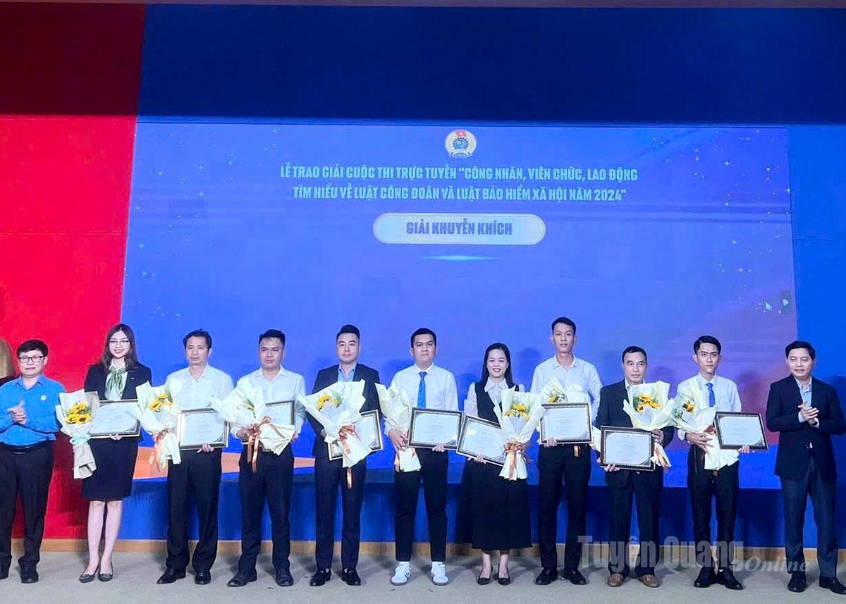 Đoàn viên Lê Thị Duyên, Công đoàn Bệnh viện Đa khoa Hà Giang (thứ 5 từ phải sang) đoạt giải Khuyến khích Cuộc thi.