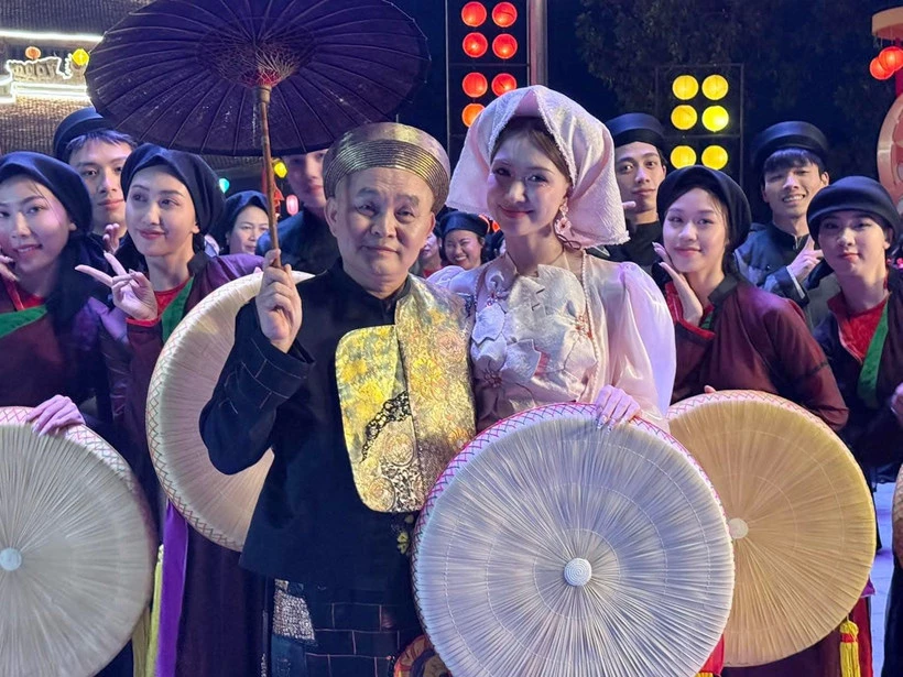 NSƯT Xuân Hinh và ca sỹ Hòa Minzy trong MV Bắc Bling.