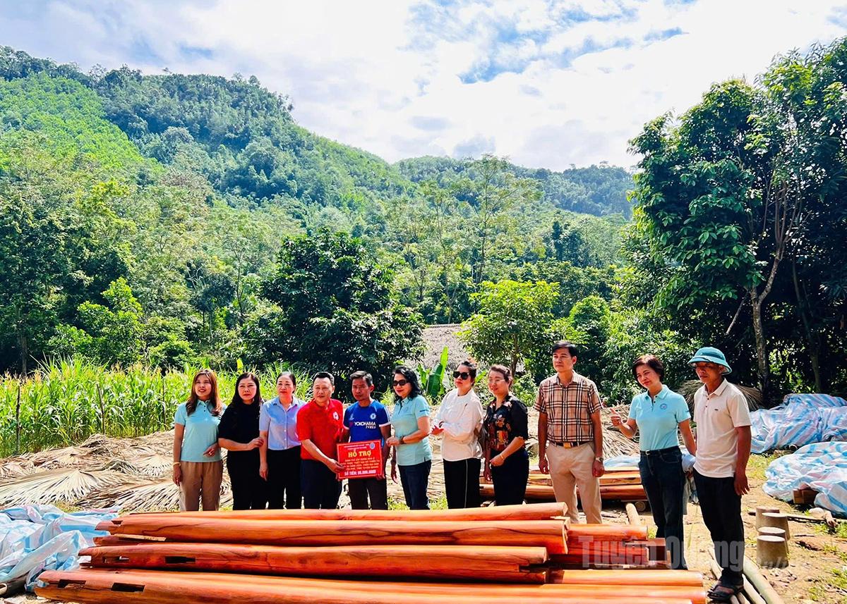Lãnh đạo Hội CTĐ tỉnh và nhà tài trợ trao tiền hỗ trợ làm nhà mới cho ông Lý Văn Vi, thôn Ngõa, xã Yên Phú.