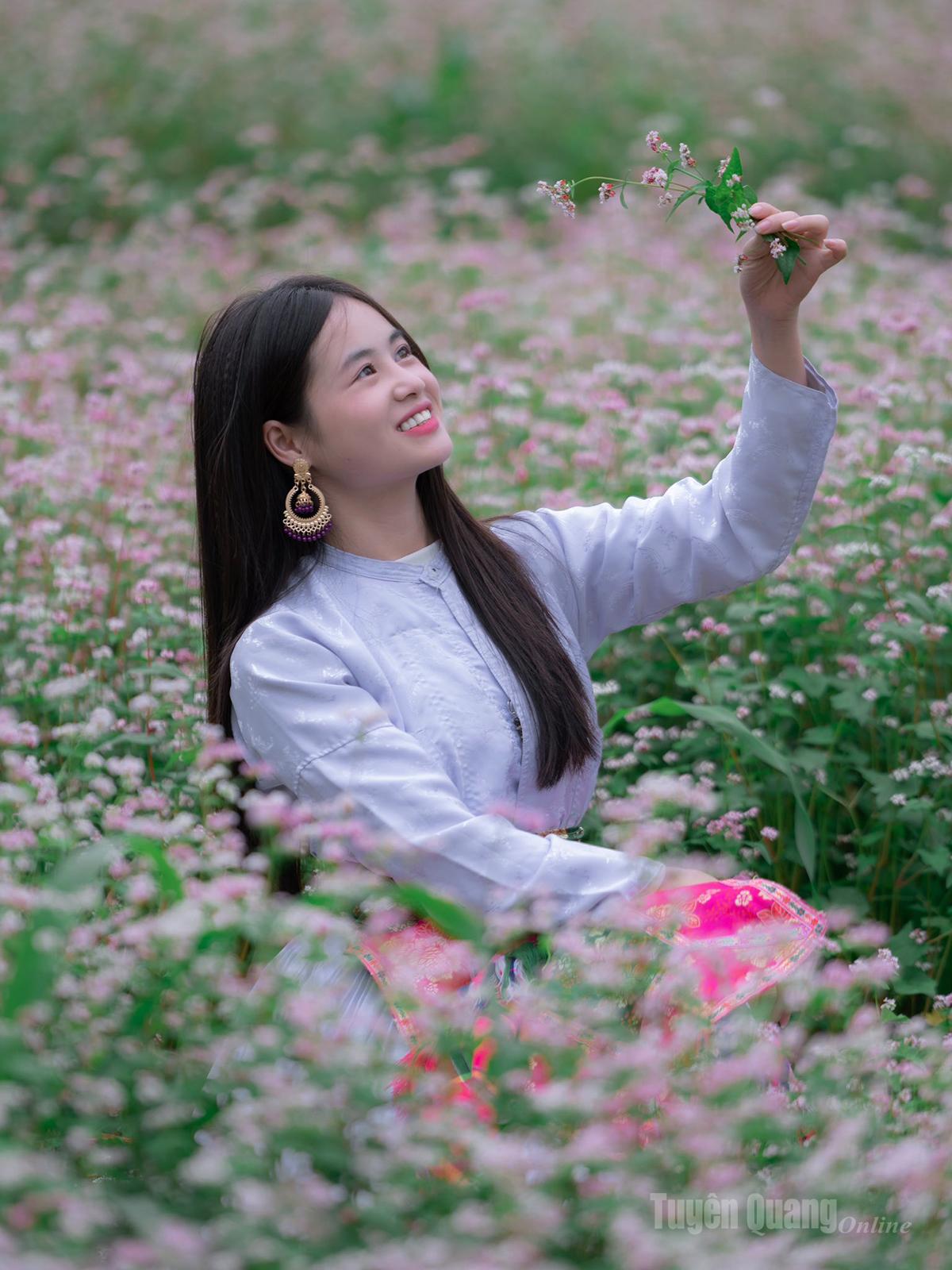A girl beside the buckwheat blossoms.