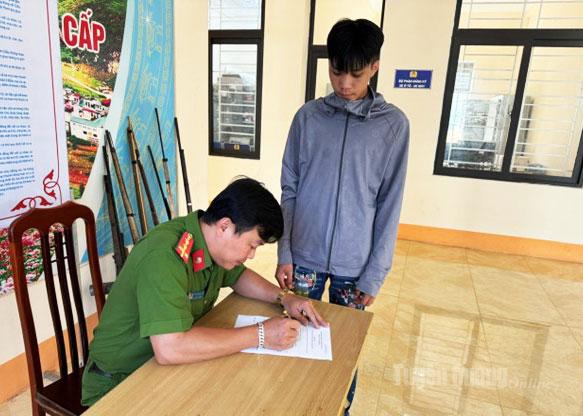 Công an xã Tát Ngà tiếp nhận vũ khí do người dân giao nộp.