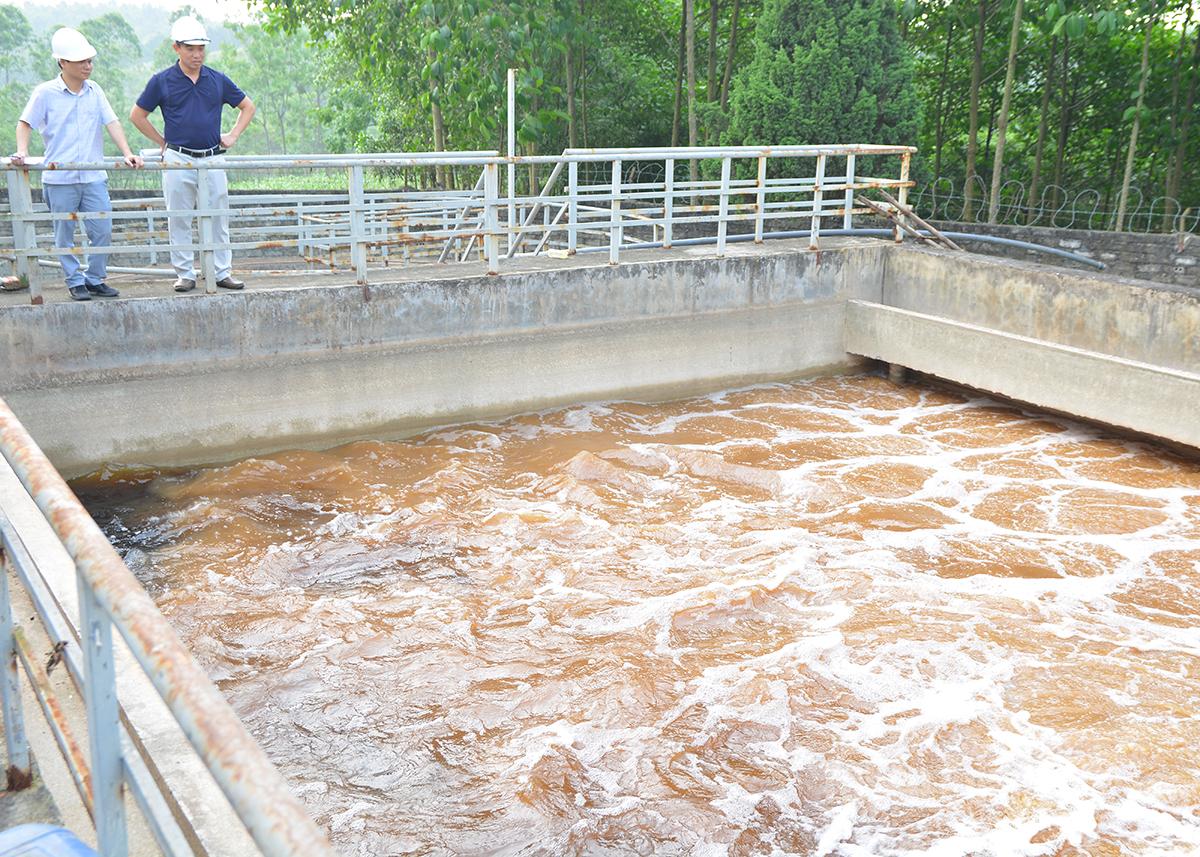 Officials from the Department of Agriculture and Environment inspect the wastewater treatment system at Son Duong Sugar Factory.