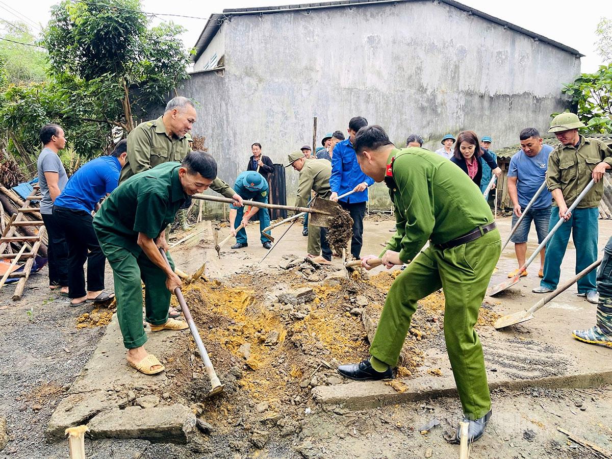 Các lực lượng hỗ trợ gia đình đào móng nhà.