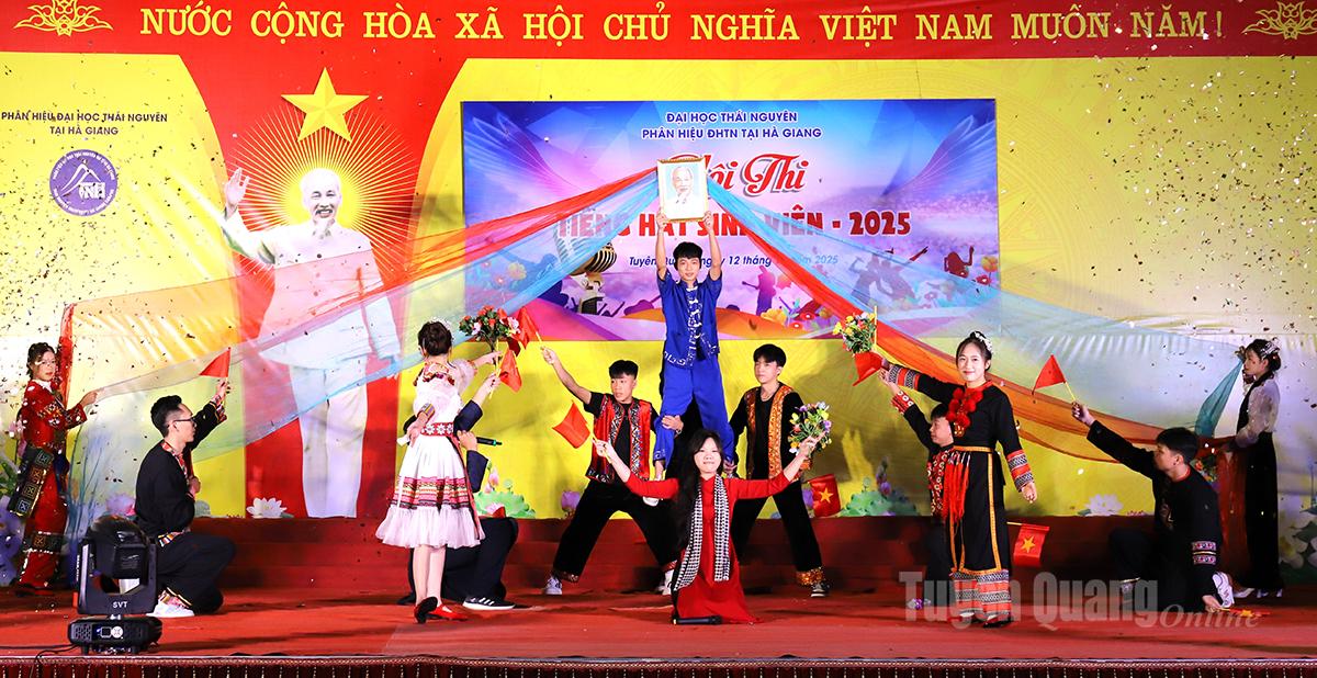 Tiết mục đặc sắc ca ngợi Đảng và Bác Hồ tại Hội thi được dàn dựng công phu.