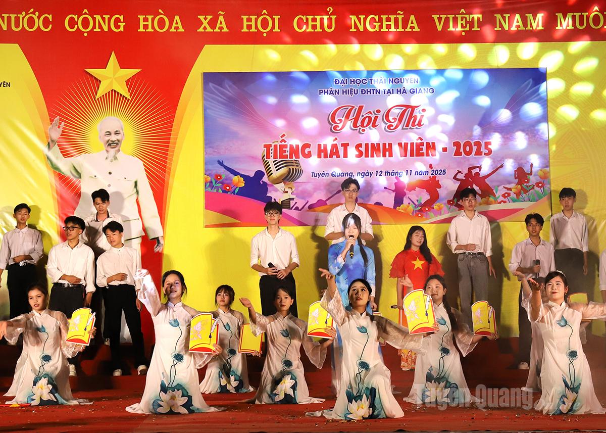 Tiết mục Bài ca người giáo viên nhân dân là lời tri ân đến các thầy, cô giáo tại Hội thi.