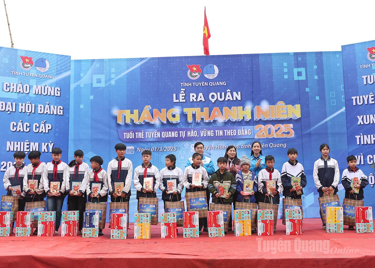 Tỉnh đoàn tặng quà học sinh có hoàn cảnh khó khăn tại Lễ ra quân Tháng Thanh niên năm 2025.