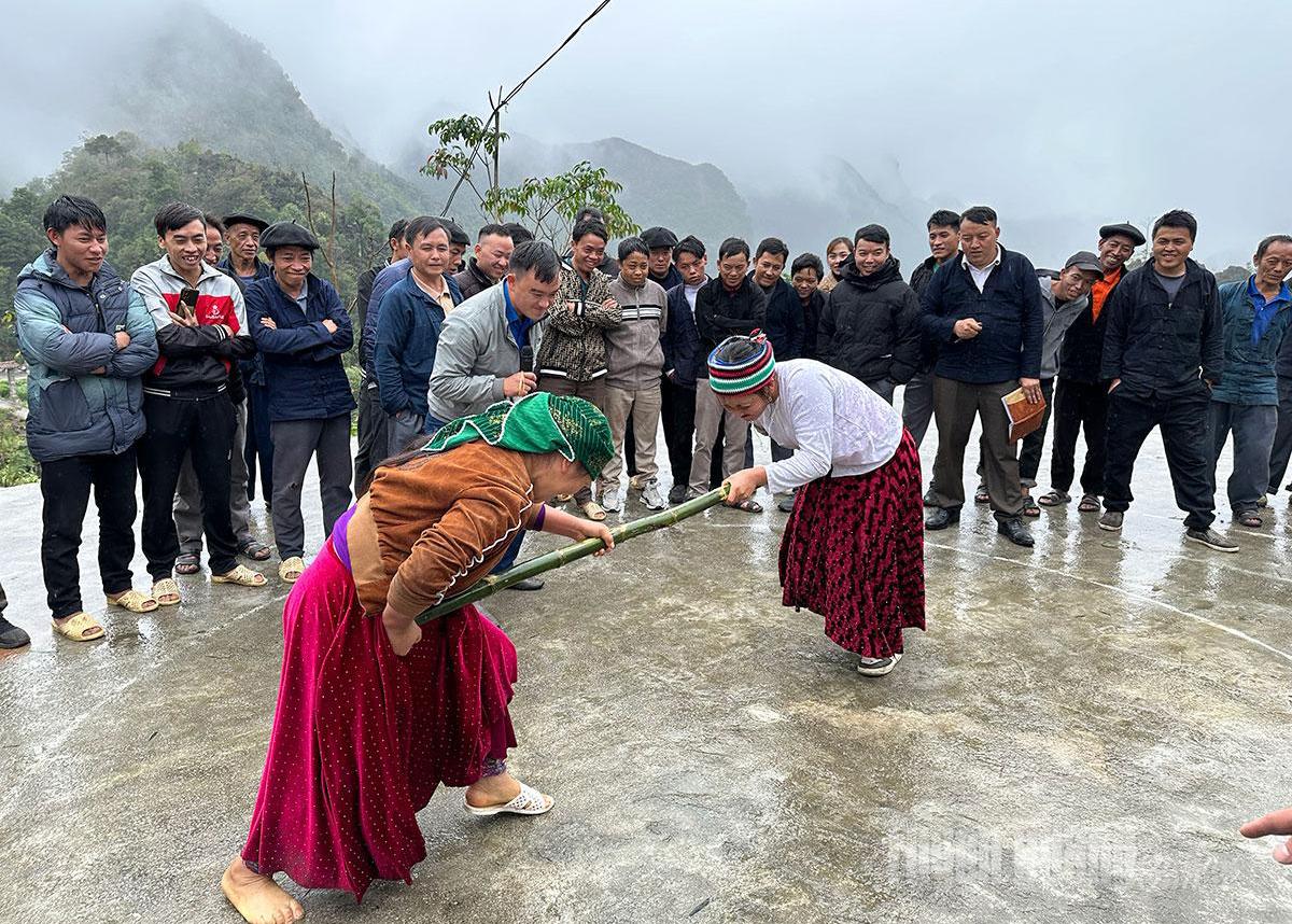 Bà con nhân dân khu dân cư thôn Sính Lủng, xã Sà Phìn tham gia trò chơi dân gian trong Ngày hội Đại đoàn kết. Ảnh: My Ly