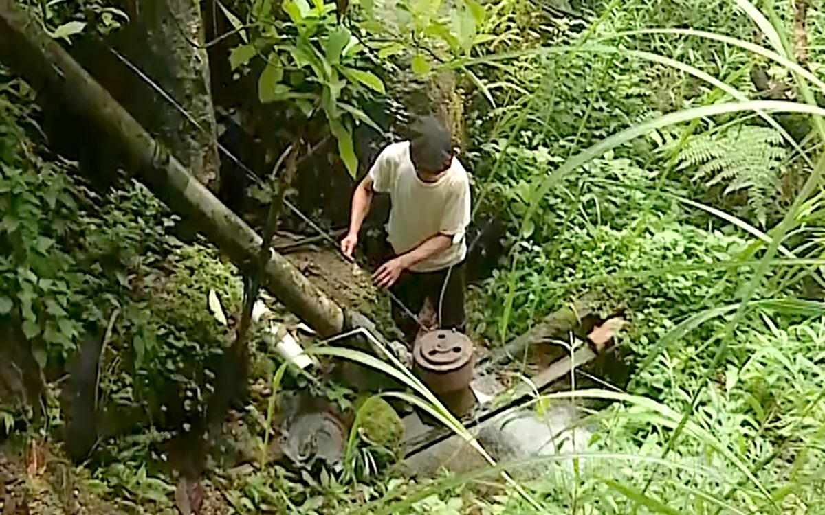 Người dân sử dụng máy phát điện mini phục vụ sinh hoạt hằng ngày.