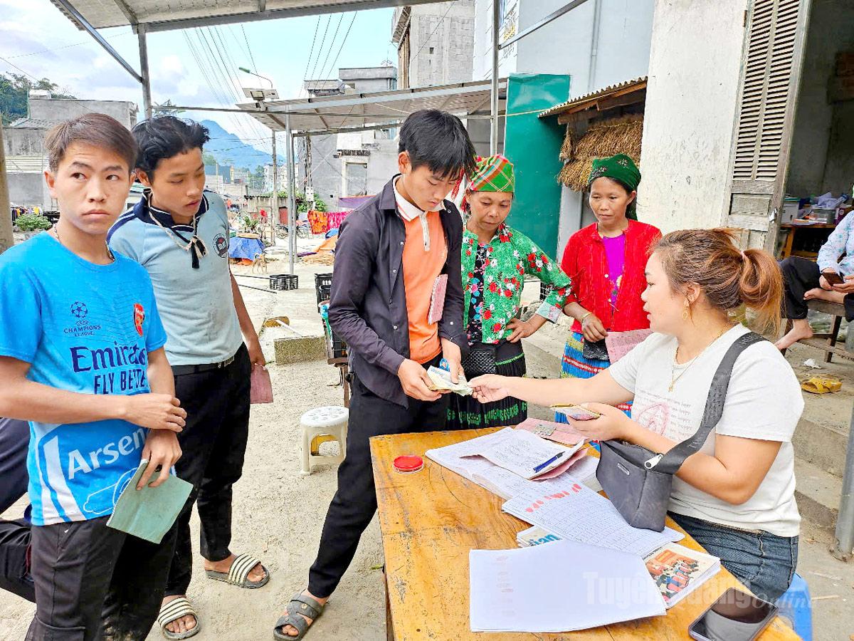 Chi trả tiền dịch vụ môi trường rừng tại xã Sơn Vĩ.