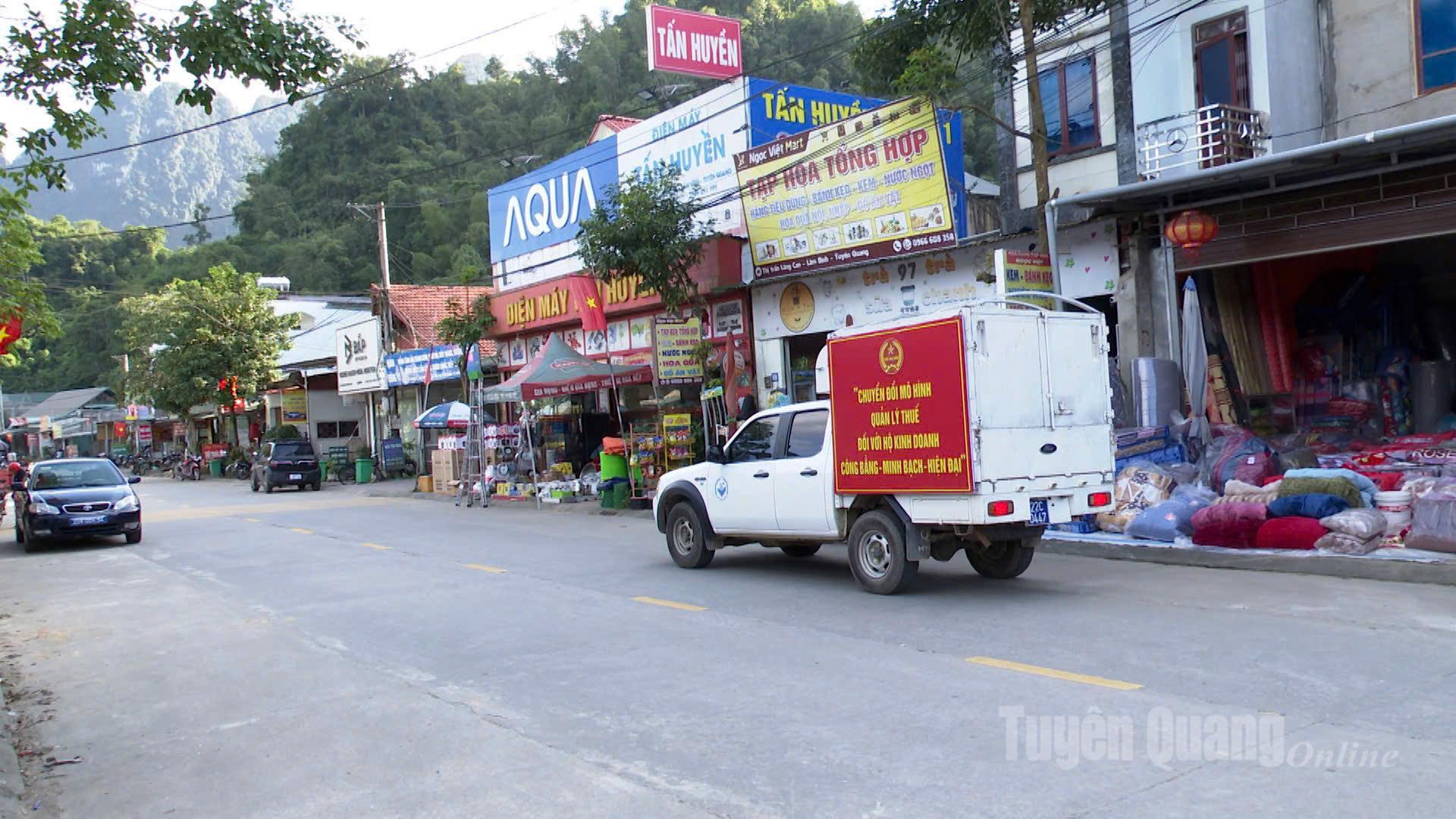 Xe tuyên truyền lưu động đến từng tuyến phố, khu dân cư.