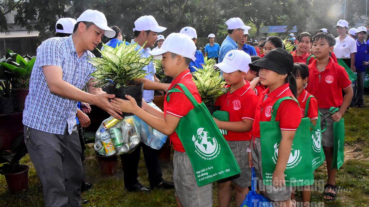 Lãnh đạo phường Mỹ Lâm trao tặng cây xanh cho học sinh, phát động phong trào làm sạch môi trường.