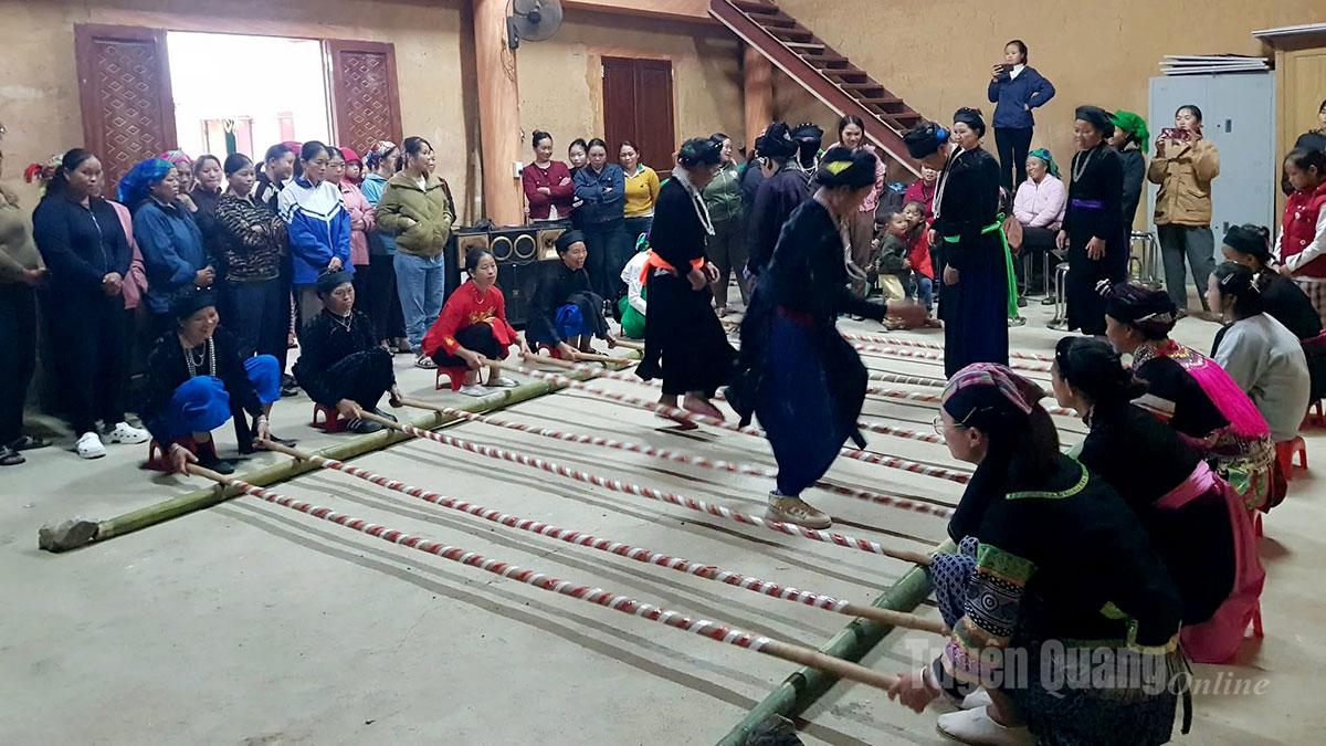 Người dân thôn Bản Thăng, xã Tùng Vài giữ gìn bản sắc văn hóa dân tộc, xây dựng đời sống văn hóa khu dân cư.