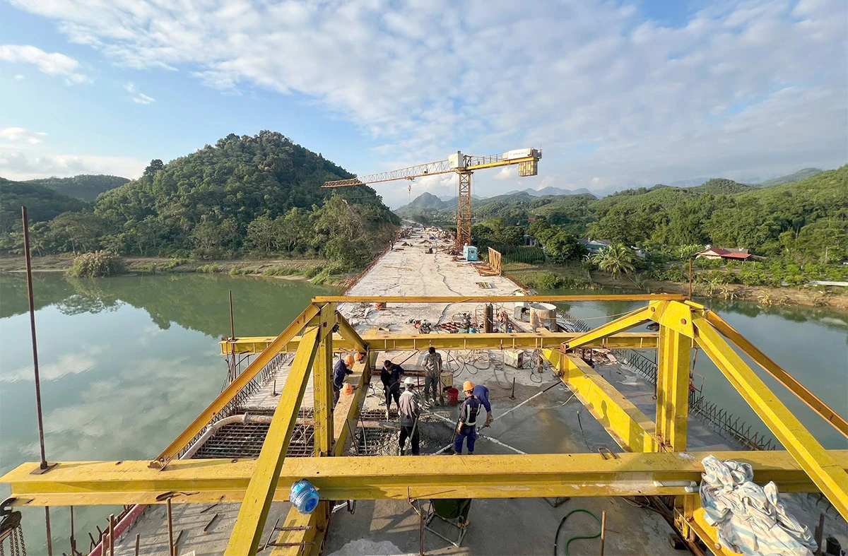 Hạng mục cầu Hàm Yên bắc qua sông Lô bị chậm tiến độ một phần do thiếu VLXD.