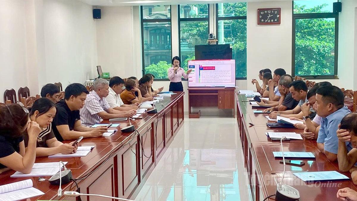 Lãnh đạo PGD NHCSXH Hà Giang truyền đạt kiến thức tại lớp tập huấn.