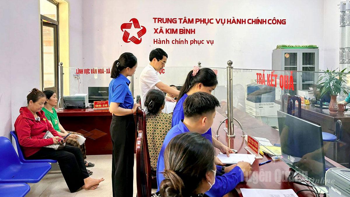 Người dân đến giải quyết 
thủ tục 
hành chính 
tại Trung tâm phục vụ 
hành chính công 
xã Kim Bình.