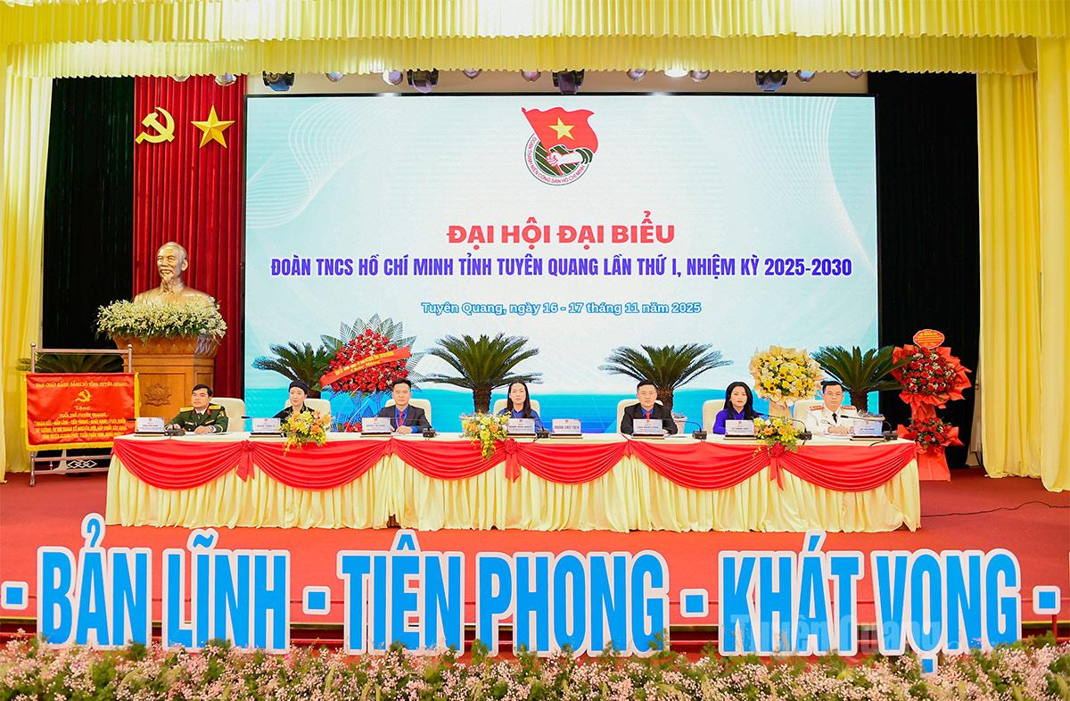 Đoàn Chủ tịch Đại hội.