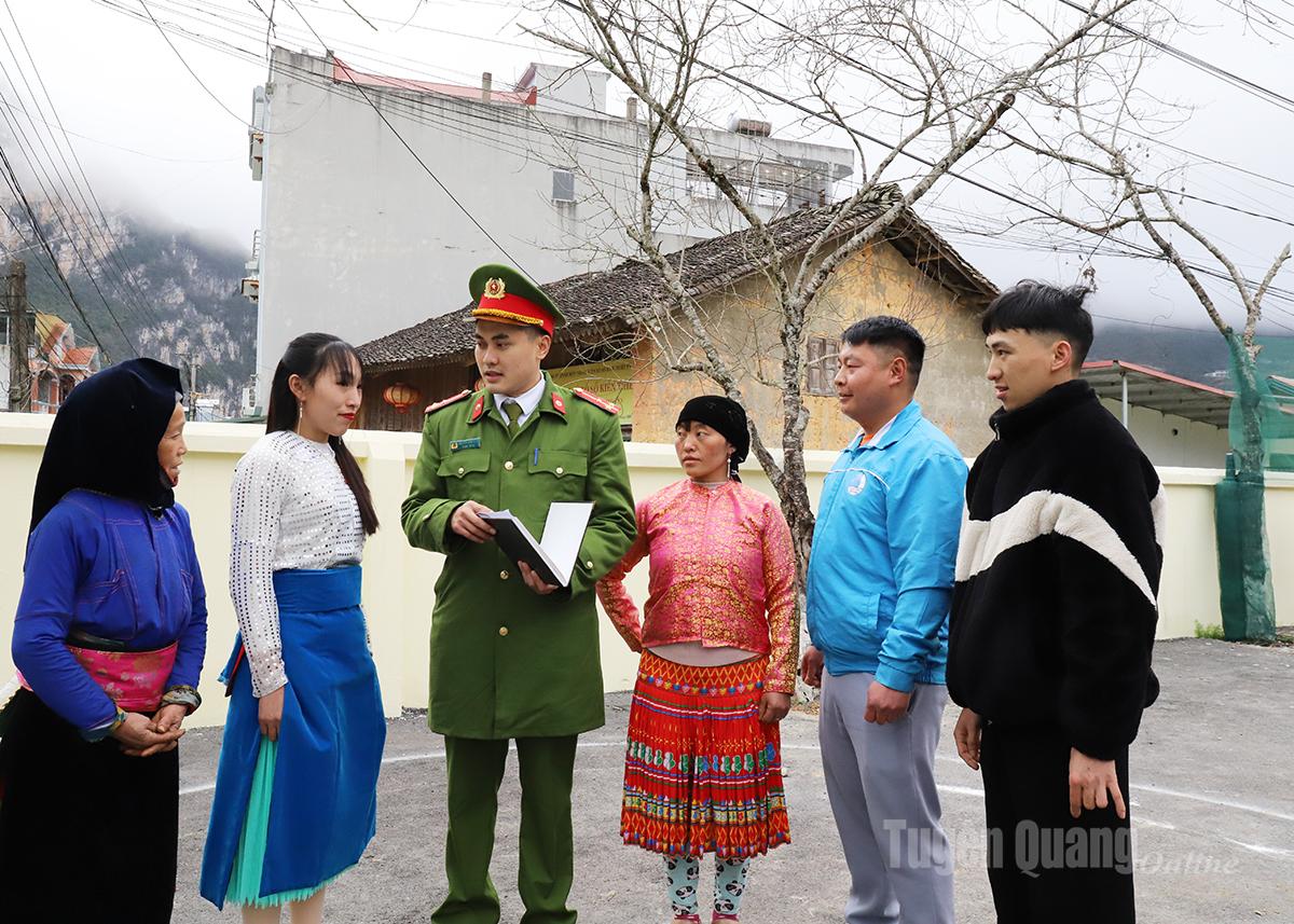 Lực lượng chức năng xã Phố Bảng tuyên truyền, phổ biến pháp luật cho nhân dân khu vực biên giới.