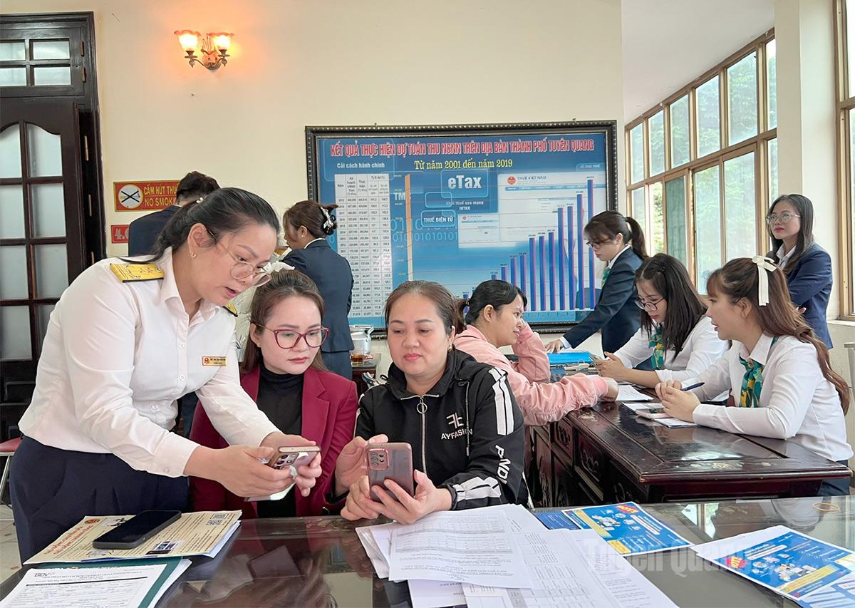 Công chức Thuế cơ sở 1 hỗ trợ hộ kinh doanh kê khai, nộp thuế điện tử.