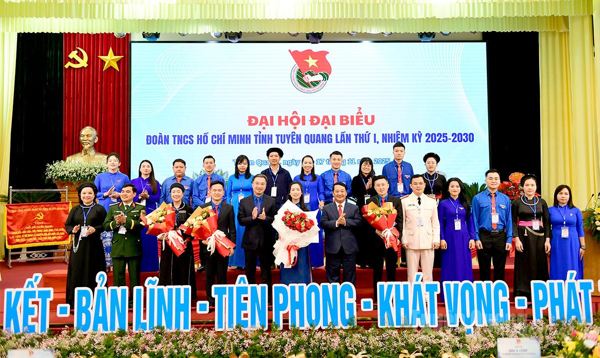 Bí thư Tỉnh ủy Hầu A Lềnh và lãnh đạo Trung ương Đoàn tặng hoa chúc mừng BCH Tỉnh đoàn nhiệm kỳ 2025 - 2030.