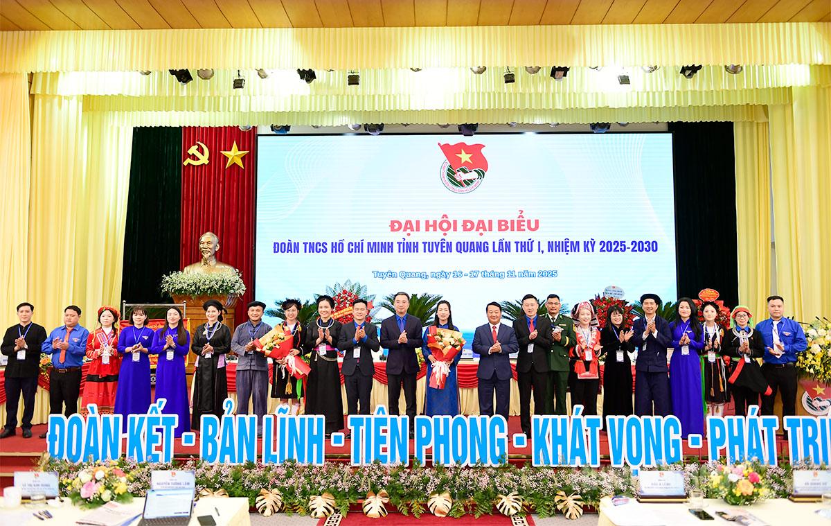 Bí thư Tỉnh ủy Hầu A Lềnh và lãnh đạo Trung ương Đoàn tặng hoa chúc mừng đại biểu đi dự Đại hội cấp trên.