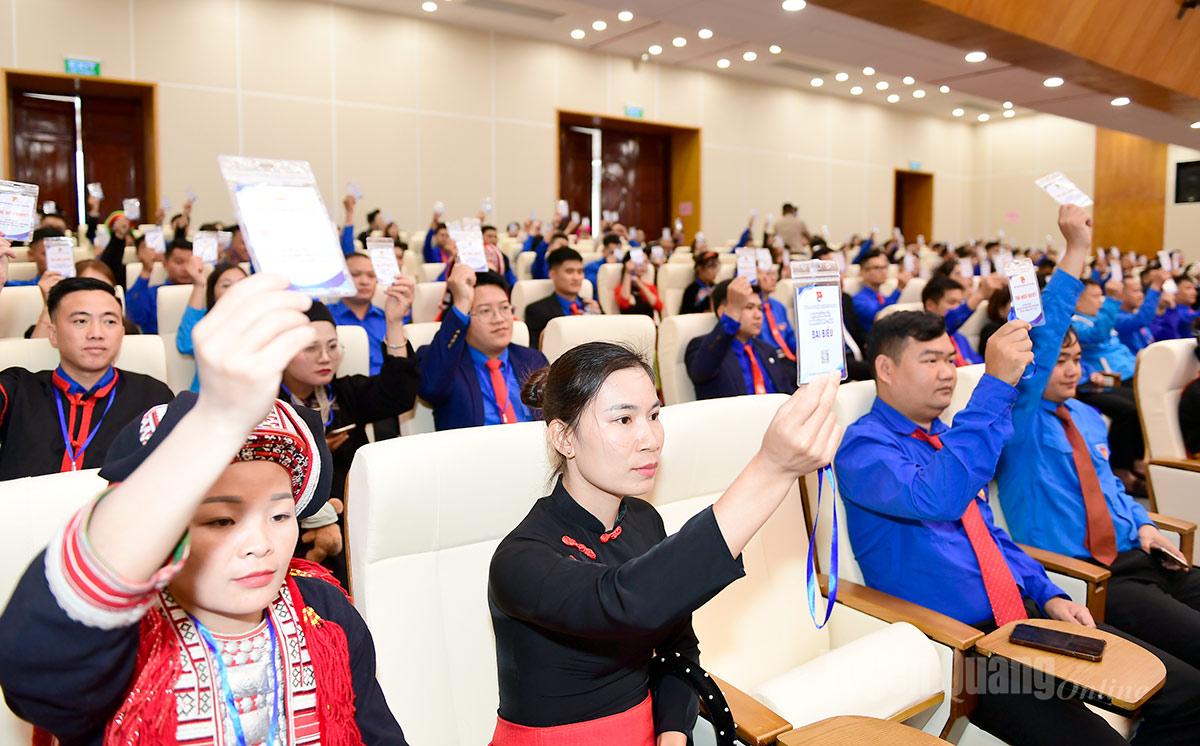 Đại biểu biểu quyết Nghị quyết Đại hội.