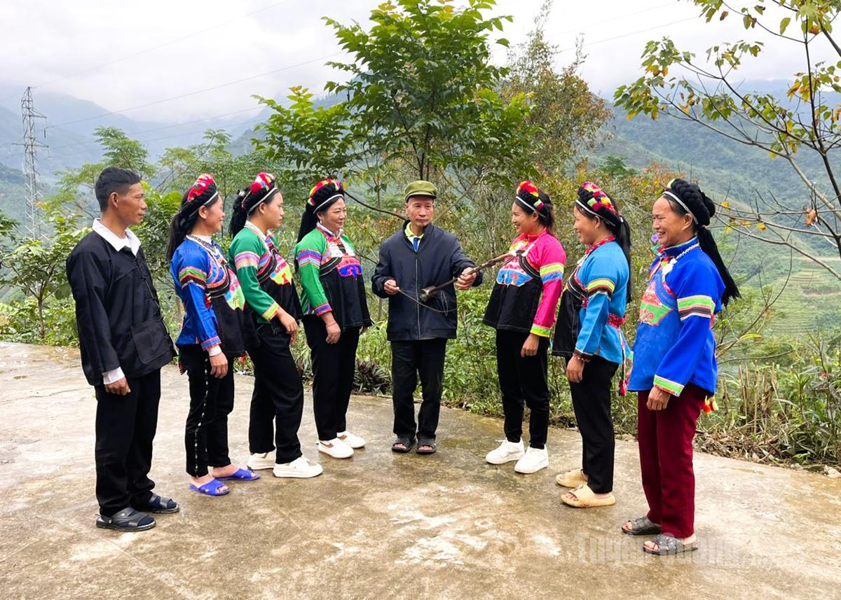 Lung Chu Din of Phu La Hamlet, Quang Binh Commune, teaches the two-string fiddle to local villagers.