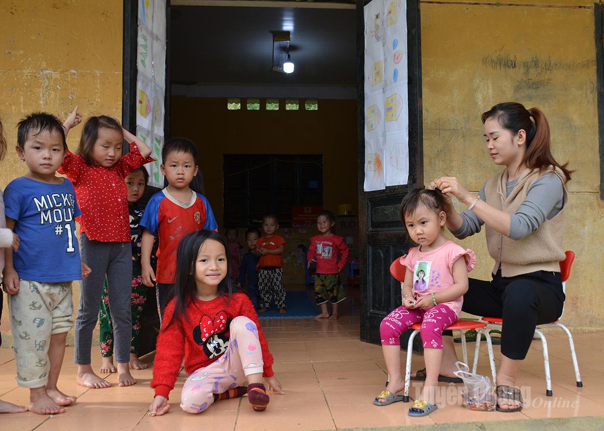 Các cô giáo vùng cao đều coi học sinh như con của mình chăm lo từng bữa ăn, giấc ngủ.                                                                                               Ảnh: Lê Duy