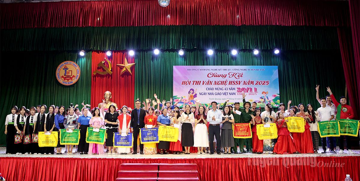 Ban Tổ chức trao giải cho các đội thi văn nghệ học sinh, sinh viên năm 2025.