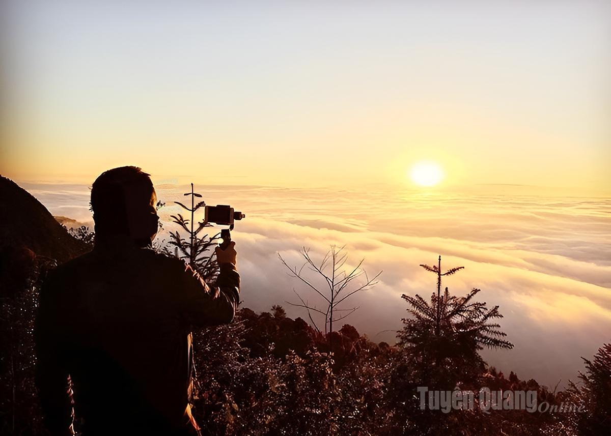 Du khách check-in biển mây trên đỉnh Chiêu Lầu Thi, xã Hồ Thầu.