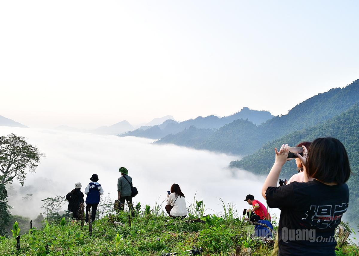 Du khách săn mây trên đỉnh Nà Tang, xã Trung Hà.