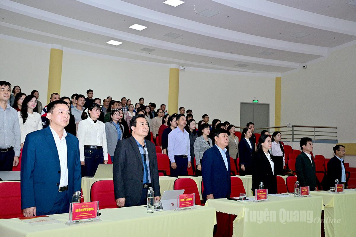 Các đồng chí trong Ban Biên tập, lãnh đạo các phòng chuyên môn và biên tập viên, phóng viên, kỹ thuật viên, người lao động Báo và phát thanh, truyền hình Tuyên Quang dự Ngày hội tại cơ quan.