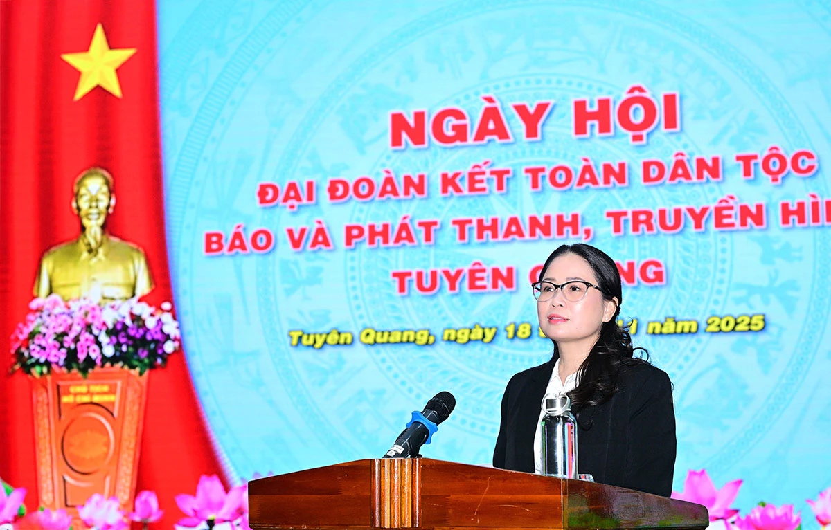 Đồng chí Tăng Thị Hà, Phó Tổng Biên tập Báo và phát thanh, truyền hình Tuyên Quang phát biểu tại Ngày hội.
