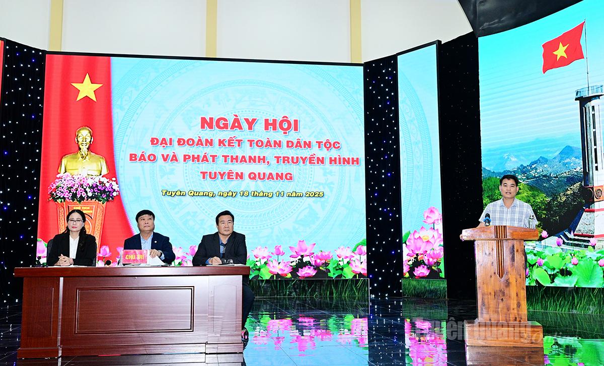 Các đồng chí trong Ban Biên tập chủ trì phần thảo luận.