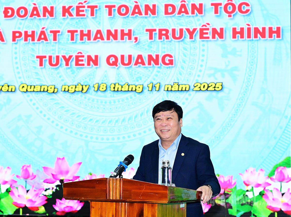 Đồng chí Mai Đức Thông, Ủy viên Ban Chấp hành Đảng bộ tỉnh, Bí thư Đảng ủy, Tổng Biên tập Báo và phát thanh, truyền hình Tuyên Quang, Chủ tịch Hội Nhà báo tỉnh phát biểu tại Ngày hội.