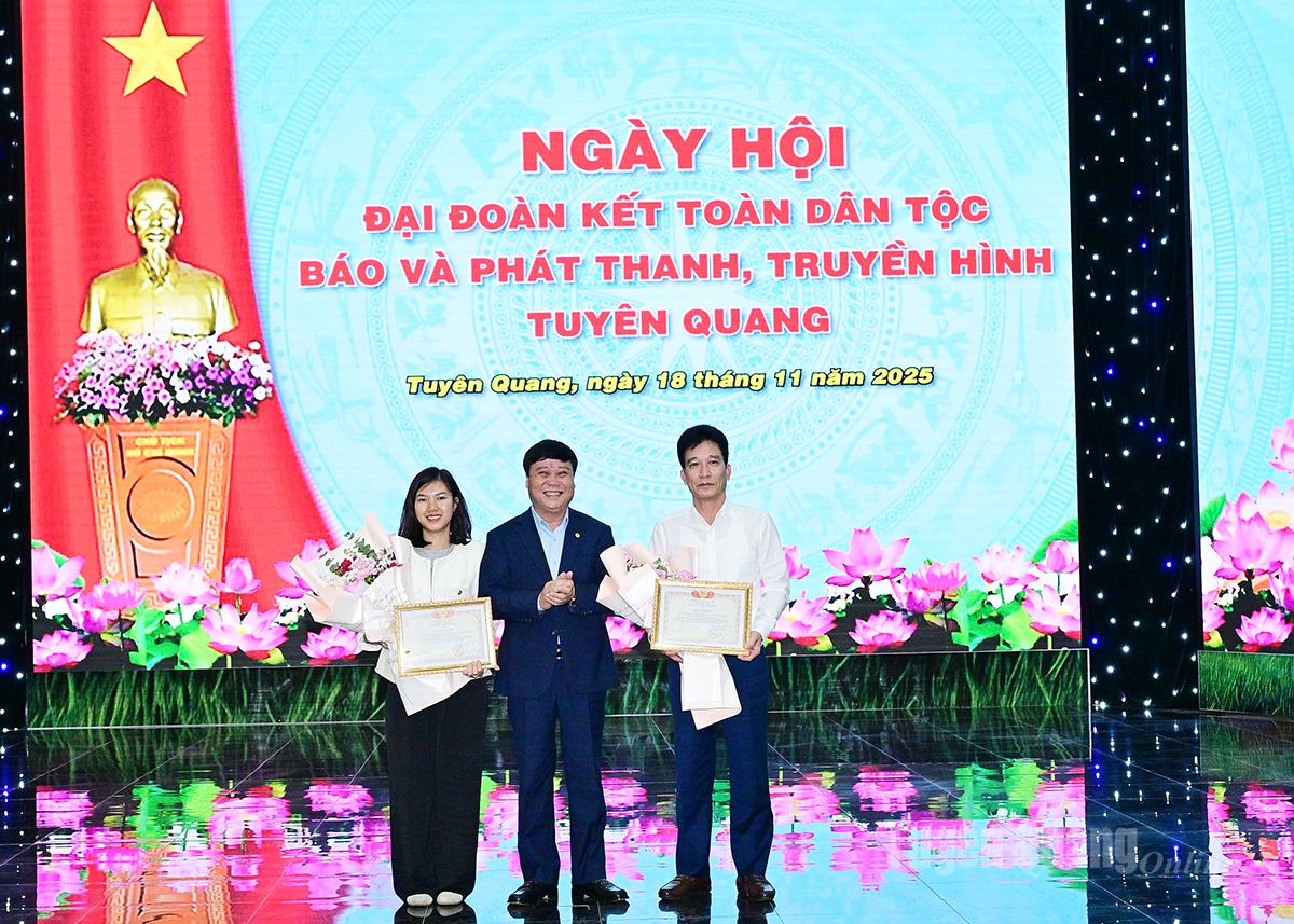 Tổng Biên tập Mai Đức Thông tặng Giấy khen cho các tập thể có thành tích xuất sắc.