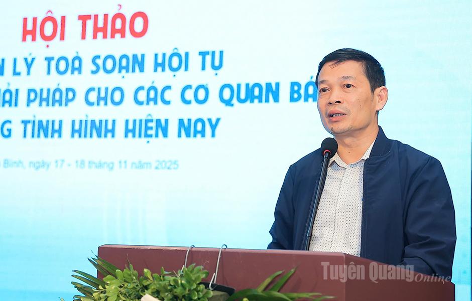 Nhà báo, TS. Nguyễn Tri Thức, Giám đốc Trung tâm Chuyên đề và Truyền thông - Phát hành, Tạp chí Cộng sản trình bày nội dung về thiết kế mô hình tòa soạn hội tụ.