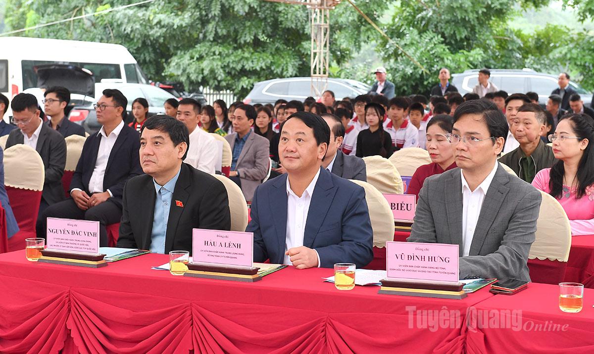 Chủ nhiệm Ủy ban Văn hóa và Xã hội của Quốc hội Nguyễn Đắc Vinh và Bí thư Tỉnh ủy Hầu A Lềnh cùng các đại biểu dự lễ khởi công.