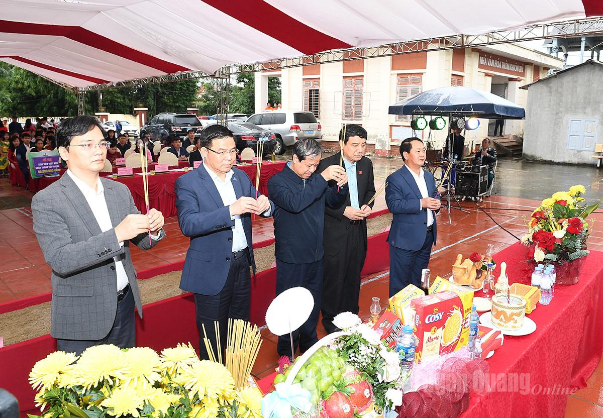 Các đồng chí lãnh đạo dâng hương tại di tích Bộ Quốc gia Giáo dục.