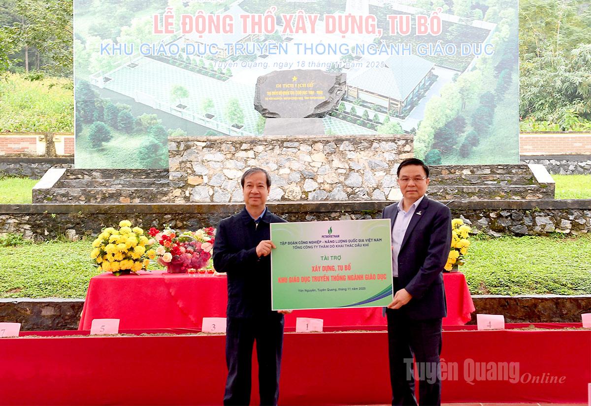 Đại diện Tập đoàn PetroVietnam, Tổng Công ty Thăm dò Khai thác Dầu khí (PVEP) trao biển tài trợ công trình cho Bộ Giáo dục và Đào tạo.