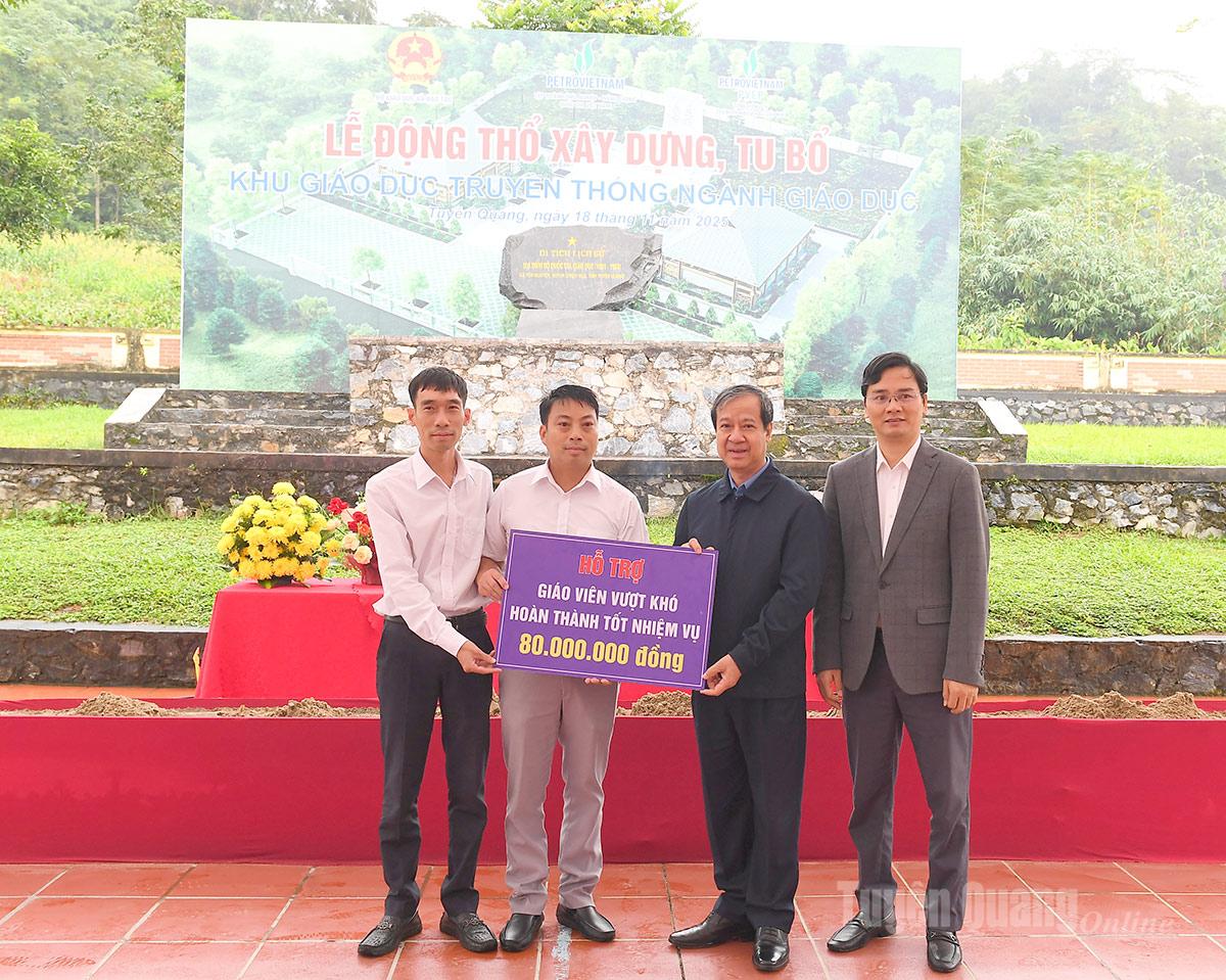 Bộ trưởng Bộ Giáo dục và Đào tạo Nguyễn Kim Sơn trao hỗ trợ cho giáo viên vượt khó hoàn thành tốt nhiệm vụ trên địa bàn tỉnh.