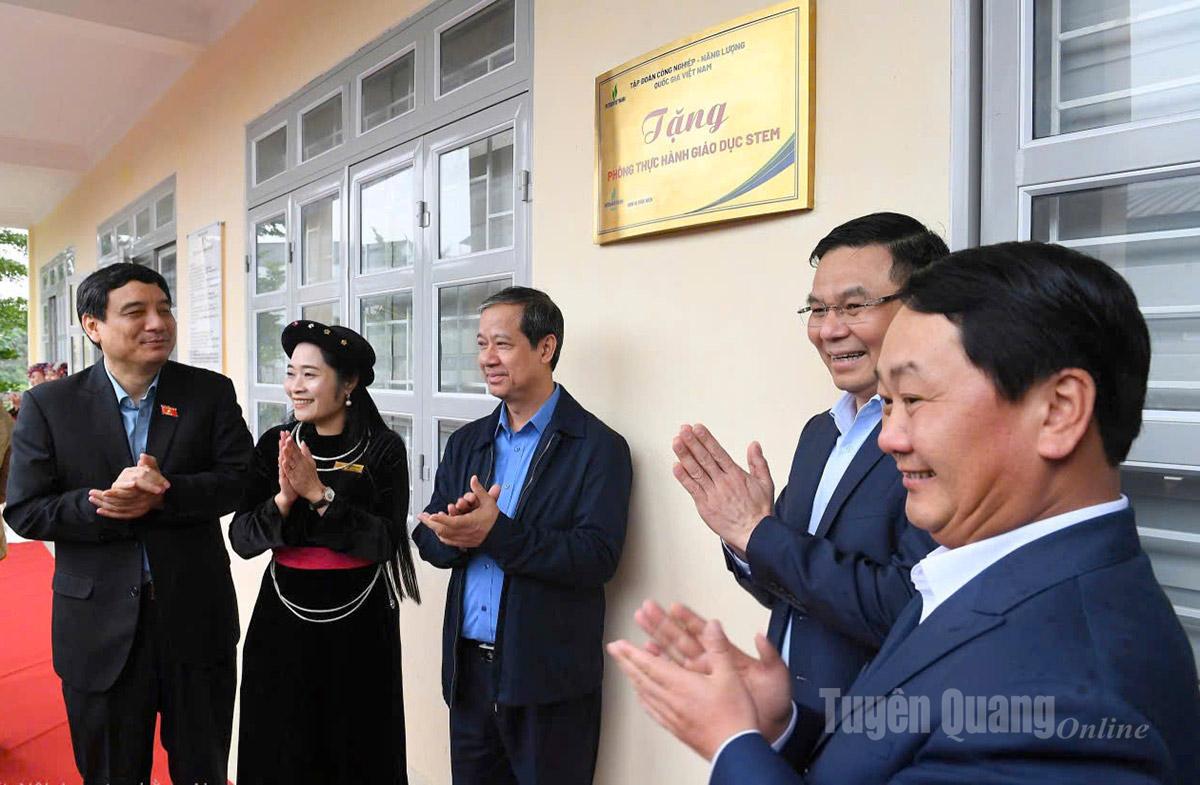 Các đồng chí lãnh đạo tham dự khánh thành phòng thực hành giáo dục STEM tại Trường THCS Lê Quý Đôn.