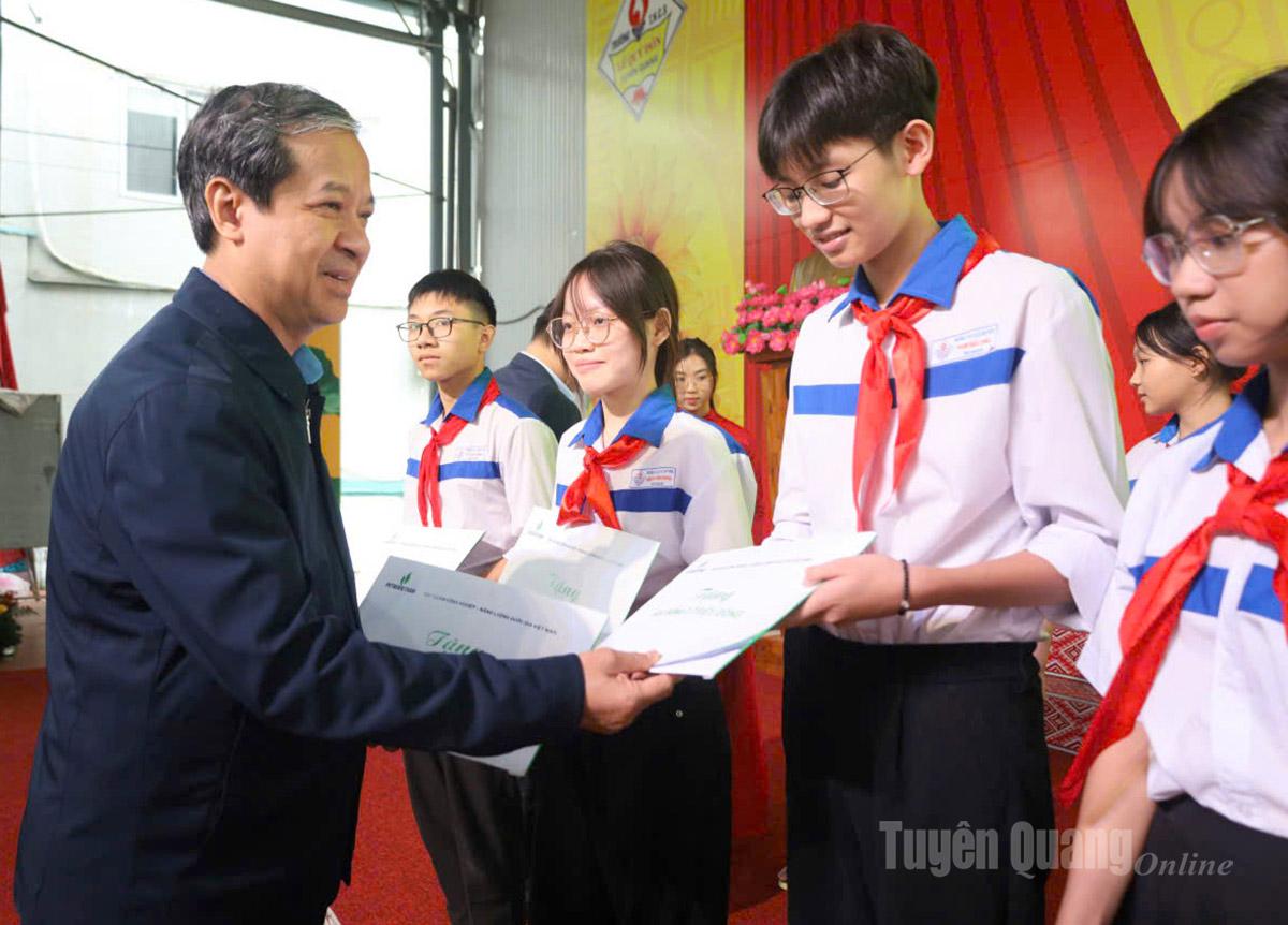 Bộ trưởng Bộ Giáo dục và Đào tạo Nguyễn Kim Sơn trao học bổng cho học sinh có hoàn cảnh khó khăn Trường THCS Lê Quý Đôn.