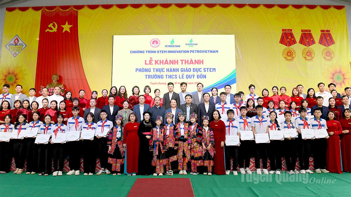 Các đồng chí lãnh đạo, đại biểu và giáo viên, học sinh Trường THCS Lê Quý Đôn.