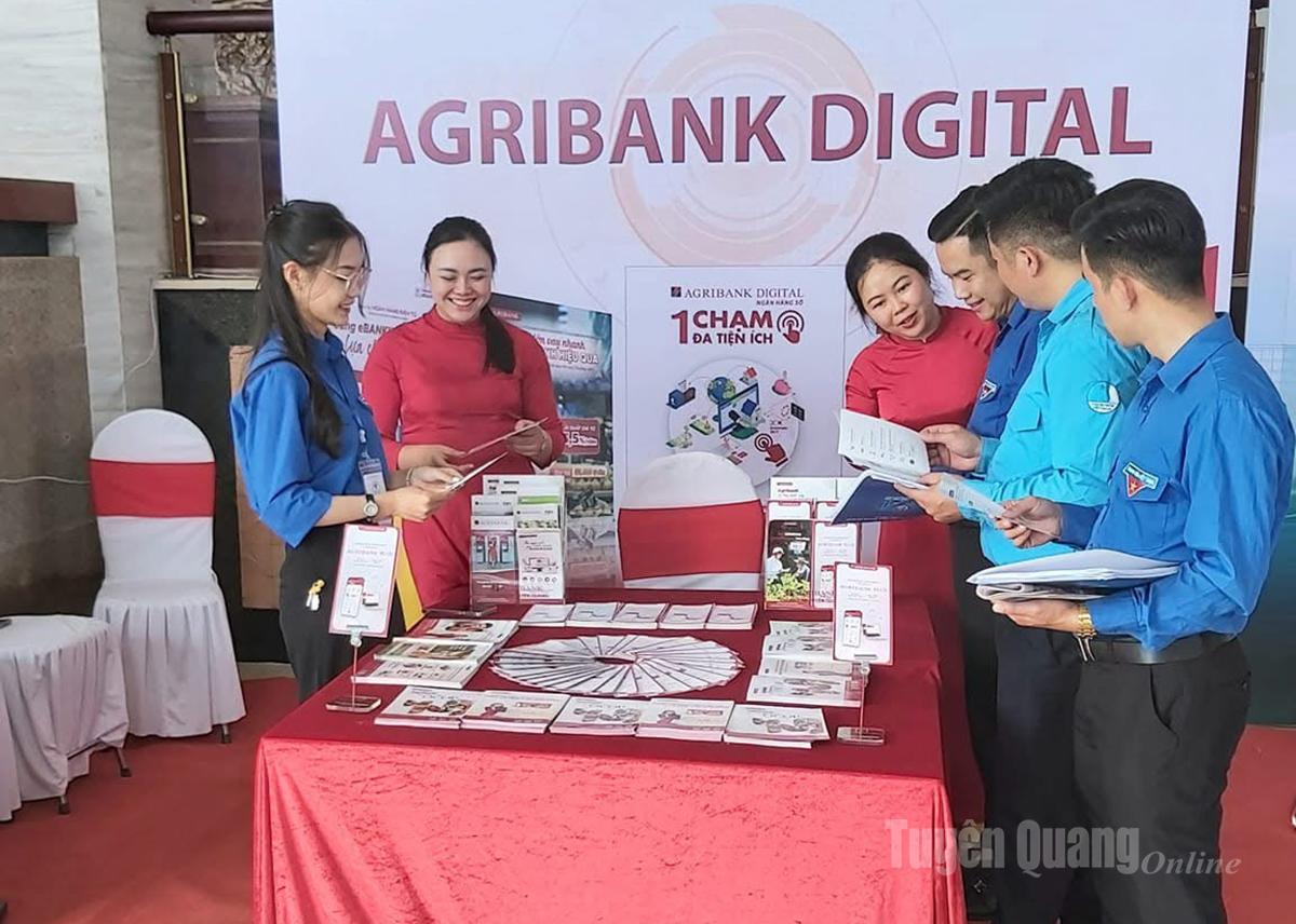 Nhân viên Agribank giới thiệu hệ thống bảo mật với khách hàng.