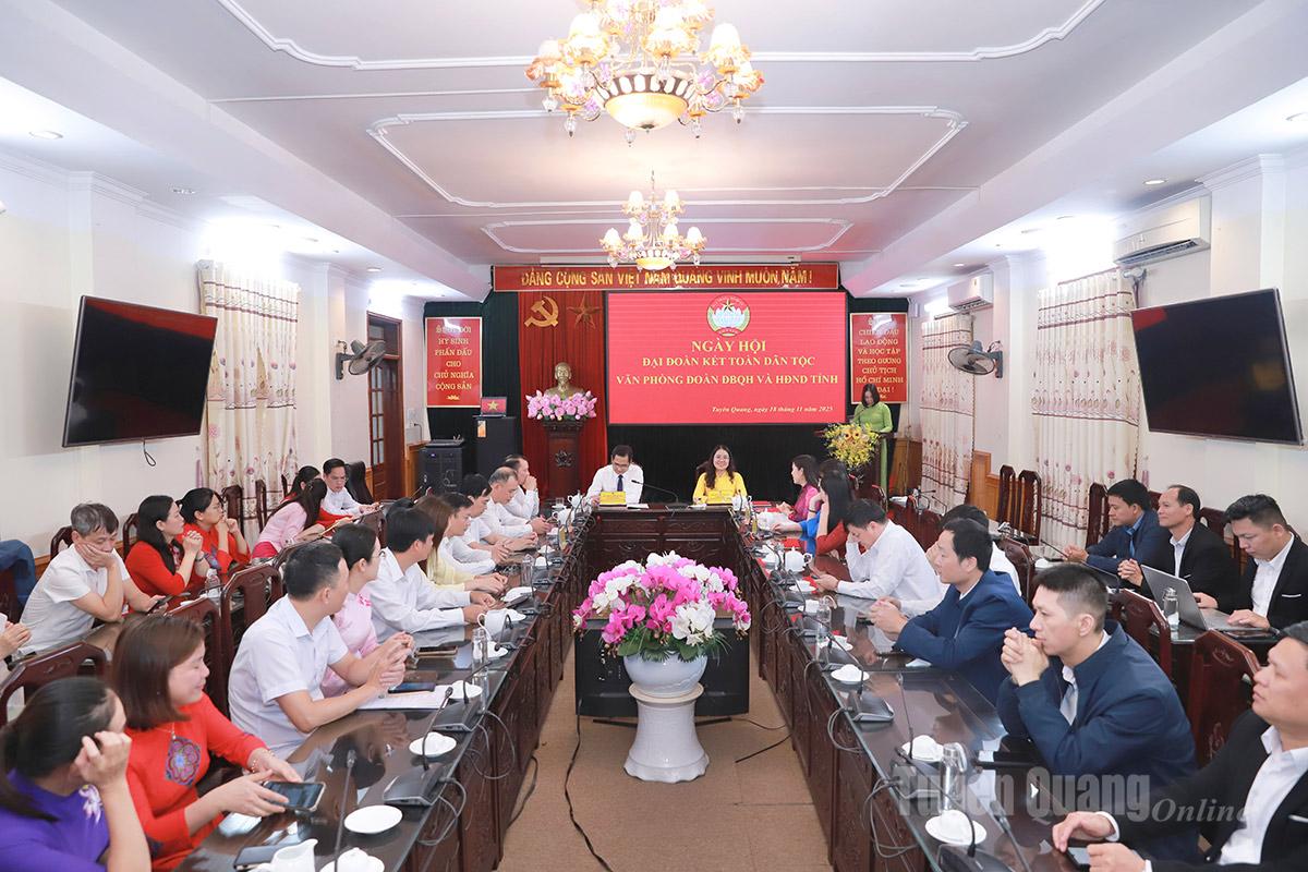 Cán bộ công chức Văn phòng Đoàn ĐBQH và HĐND tỉnh dự Ngày hội.