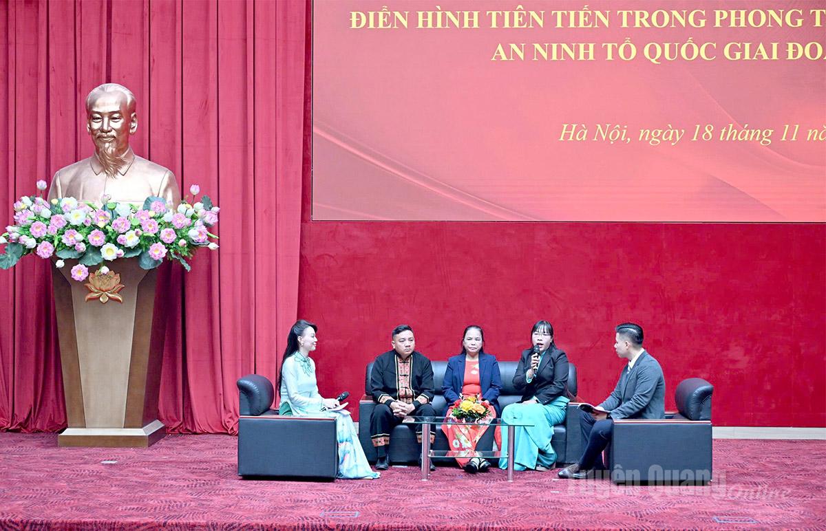 Anh Đào Văn Giàng (người thứ hai từ trái qua phải) - đại diện mô hình “Đoàn - Hội liên kết bảo đảm an ninh trật tự, chung sức xây dựng nông thôn mới” thôn Lăng Quăng, xã Tri Phú giao lưu, chia sẻ kinh nghiệm tại Hội nghị.